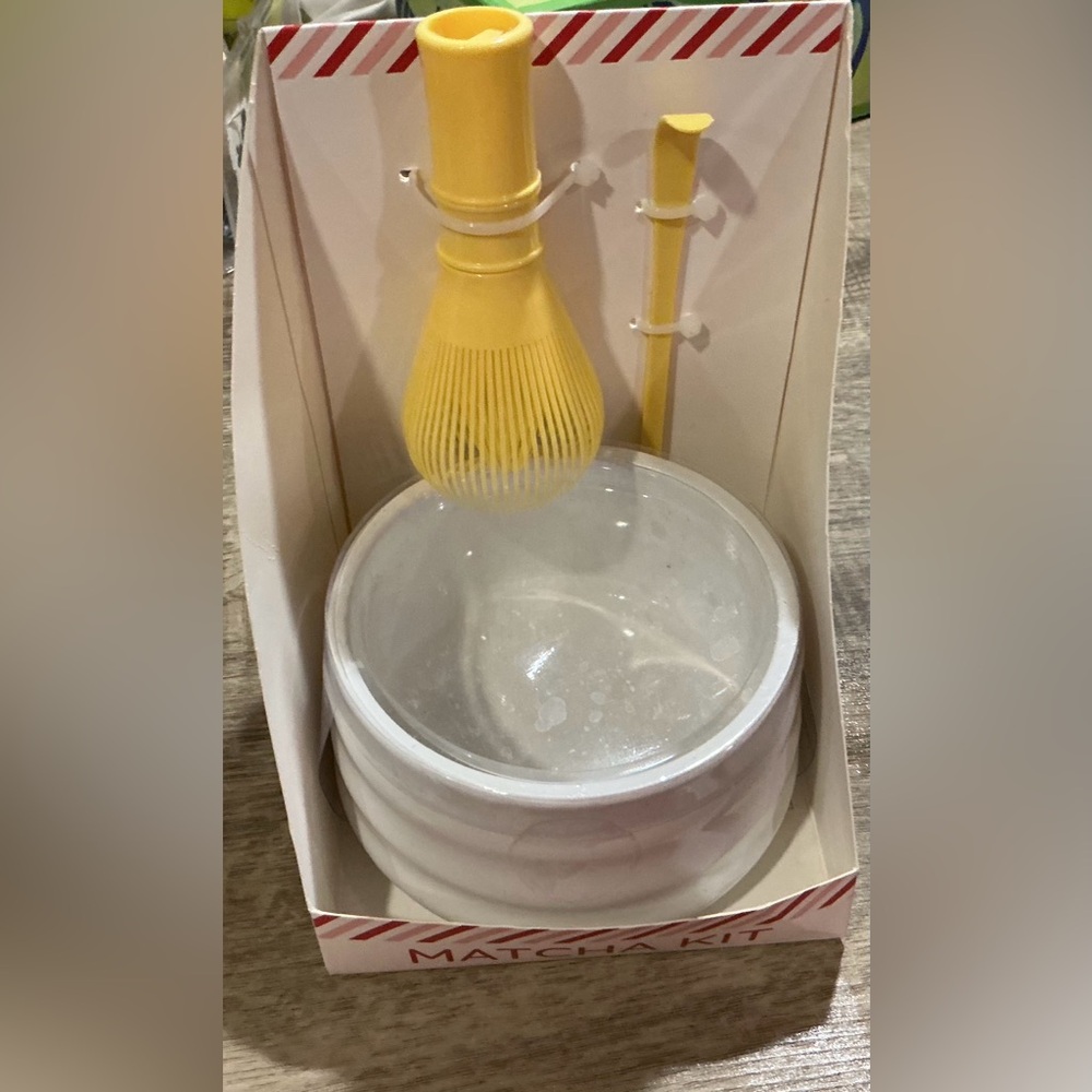 Elegant White and Yellow Ceramic Bowl Matcha Tea Set with Whisk - Picture 1 of 2
